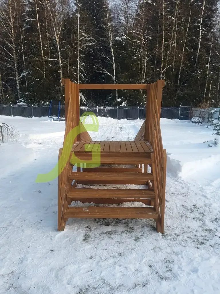 Лестница спереди зимой