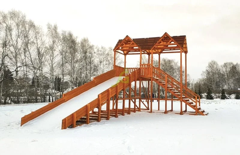 Широкий скат и три крыши зимой