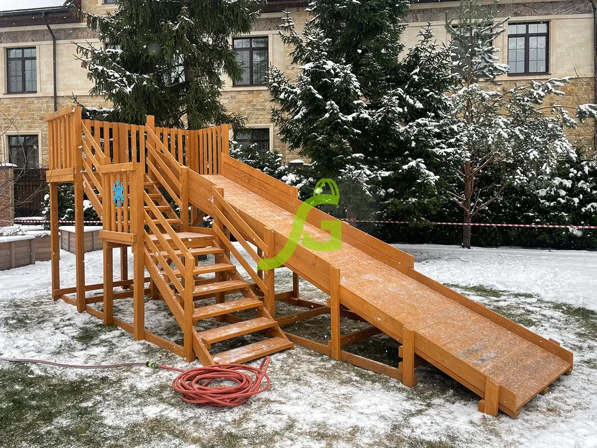 Горка зимой со стороны лестницы