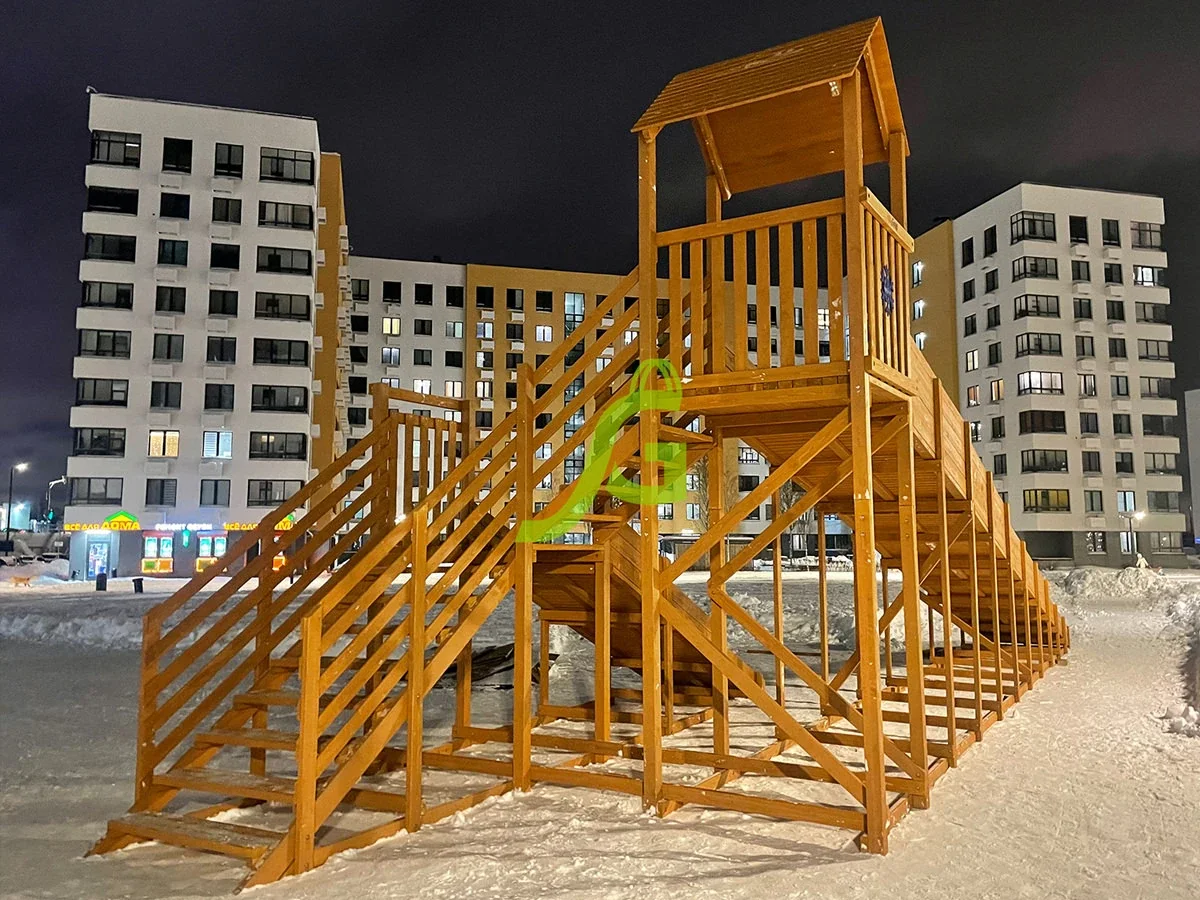 Лестница и опоры зимой