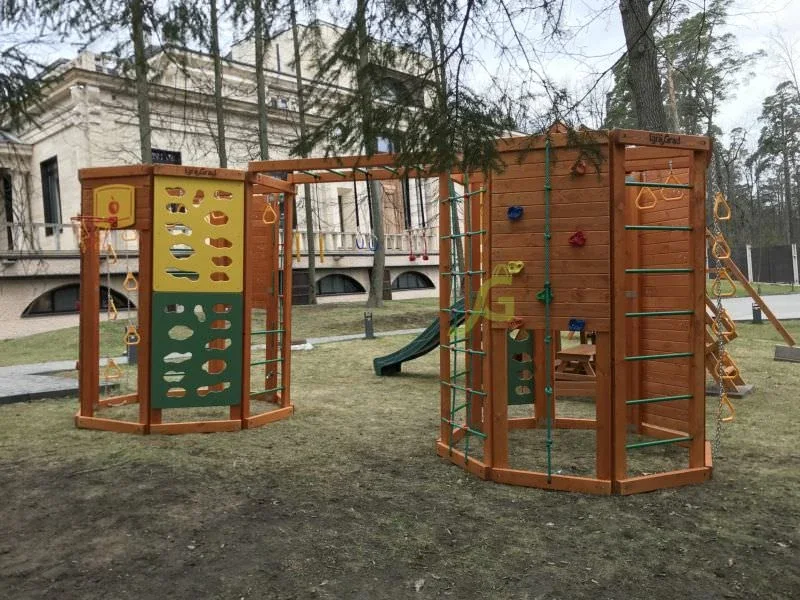 Спортивный комплекс Двойной Воркаут: общий вид на площадке.